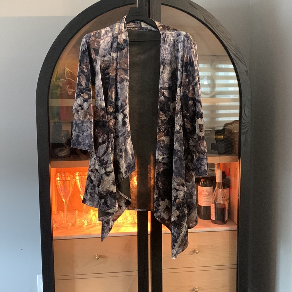 Women’s long opened velvet top